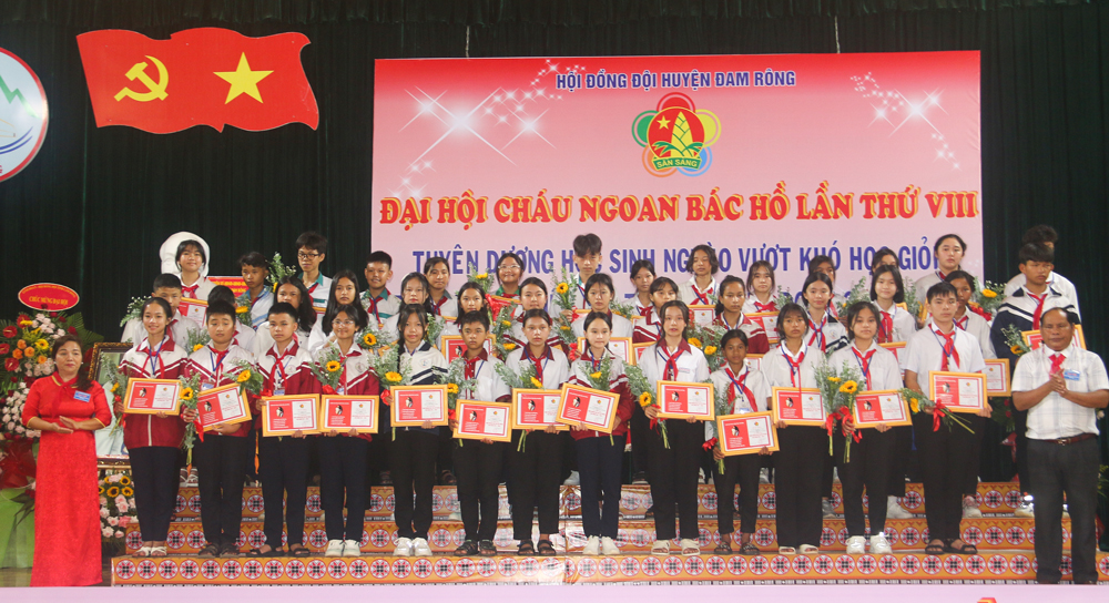 Các đồng chí lãnh đạo Huyện ủy, UBND huyện trao giấy chứng nhận đạt danh hiệu Cháu ngoan Bác Hồ cho các cháu thiếu nhi tiêu biểu