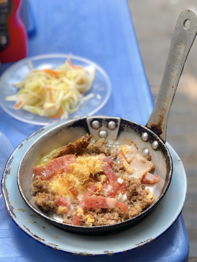 Món bánh mì chảo trình bày trên chiếc chảo Liên Xô hơn 40 năm tại quán bà Trang.