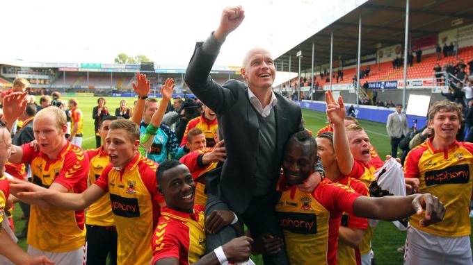 Các cầu thủ Go Ahead Eagles công kênh Ten Hag mừng chiến thắng trong trận chung kết play-off tranh vé thăng hạng lên Eredivisie năm 2013. Ảnh: ADL