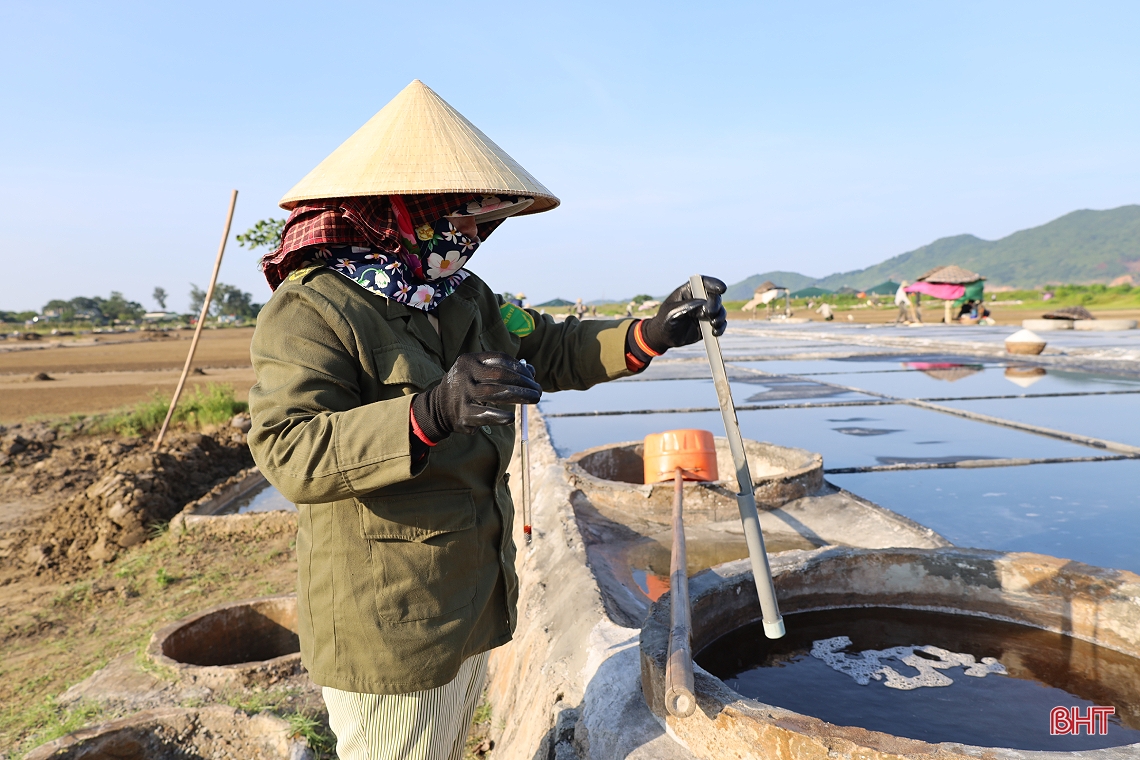 Giá muối tăng, diêm dân Hà Tĩnh phấn khởi bám nắng sản xuất