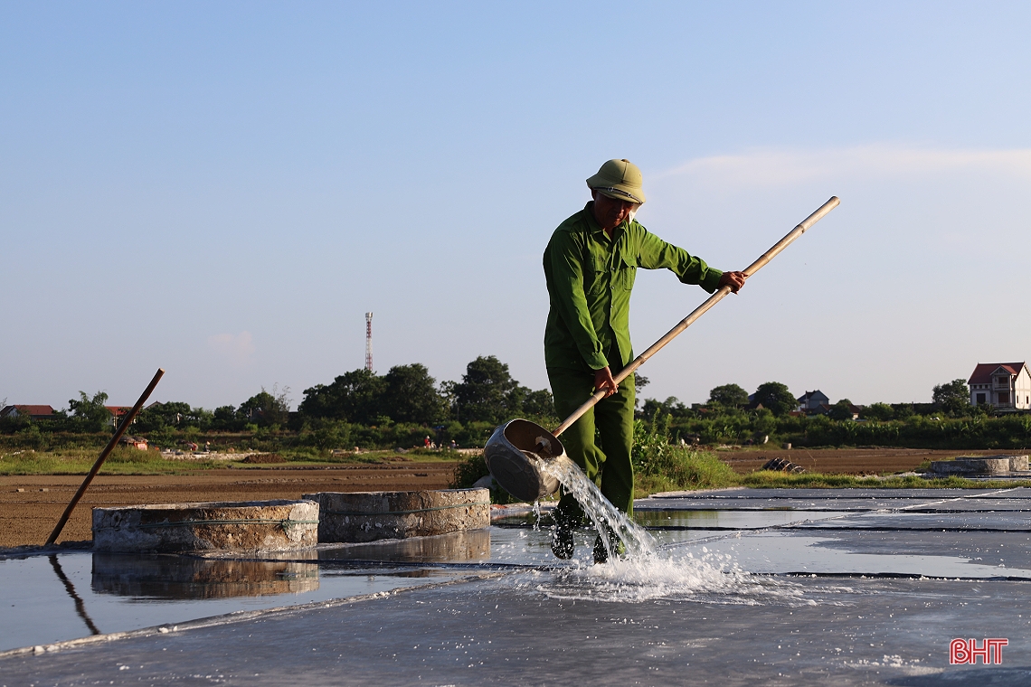 Giá muối tăng, diêm dân Hà Tĩnh phấn khởi bám nắng sản xuất