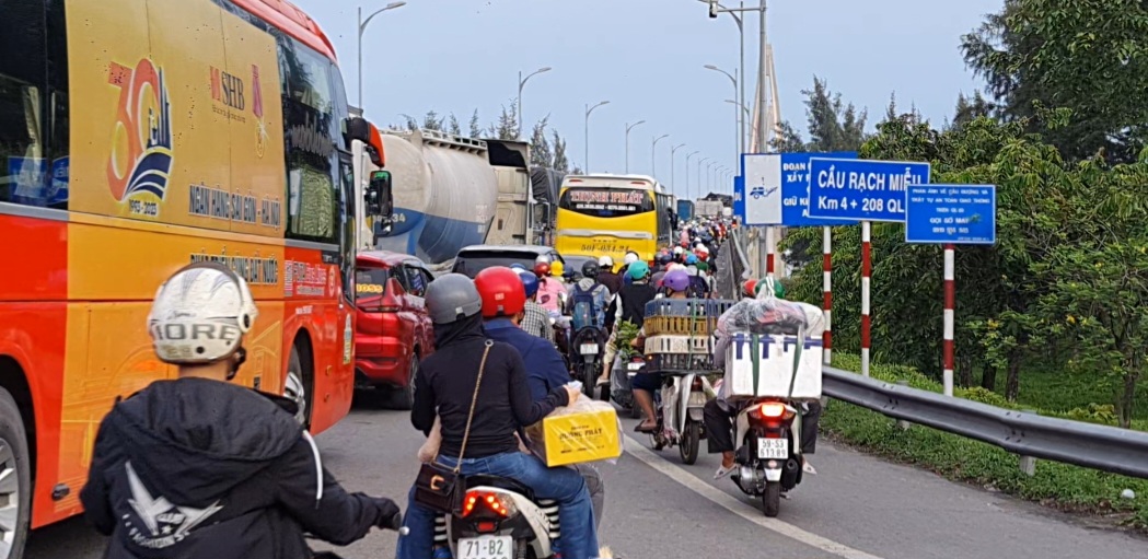 Tai nạn liên hoàn trên cầu Rạch Miễu, giao thông ùn tắc trong nhiều giờ  - Ảnh 3.