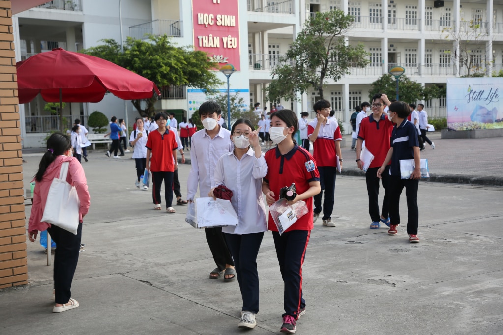 Các thí sinh dự thi môn chuyên Sinh học, Lịch sử, Địa lý và Tiếng Anh rời trường thi sau khi kết thúc môn thi. Ảnh: Minh Hà