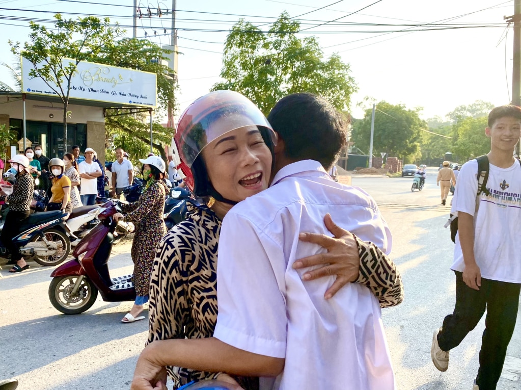 Phụ huynh trao cho con chiếc ôm ấm áp, động viên tinh thần trước khi vào thi tại HĐCT trường THPT Bạch Đằng (TX Quảng Yên).