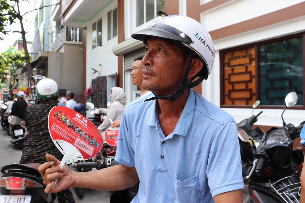 Phụ huynh lo lắng, chờ đợi các thí sinh hoàn thành bài thi tại HĐCT Trường THPT Minh Hà (TX Quảng Yên).