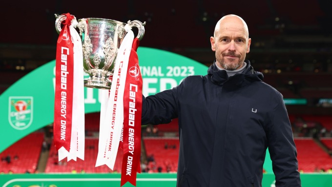 Ten Hag nâng Cup Liên đoàn sau trận chung kết cùng Man Utd thắng Newcastle 2-0. Đây là danh hiệu đầu tiên của ông cùng Man Utd. Ảnh: Shutterstock