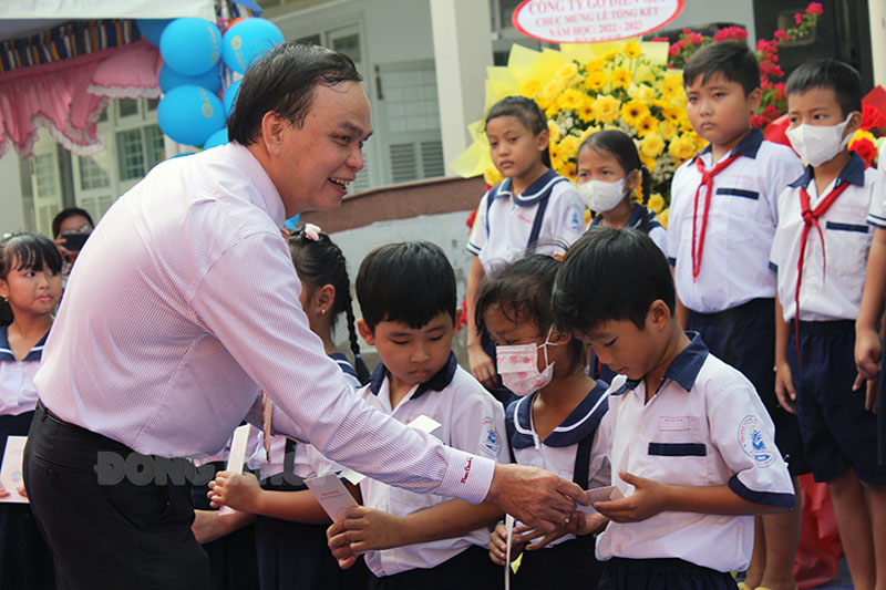 Phó giám đốc Sở Giáo dục và Đào tại Võ Văn Luyến trao học bổng cho các em học sinh.