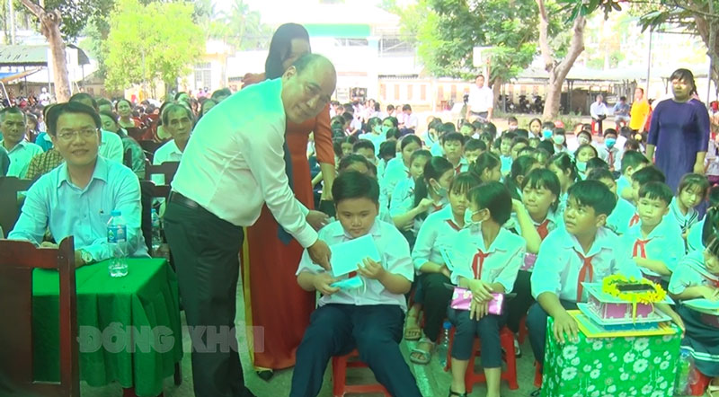 Bí thư Thành ủy Nguyễn Văn Tuấn trao học bổng cho học sinh có hoàn cảnh khó khăn. Ảnh: Hồng Quốc