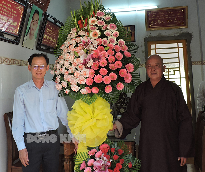  Phó chủ tịch UBND tỉnh Nguyễn Minh Cảnh cùng đoàn đến thăm, tặng hoa Thượng tọa Thích Thanh Mẫn tại chùa Linh Phước.