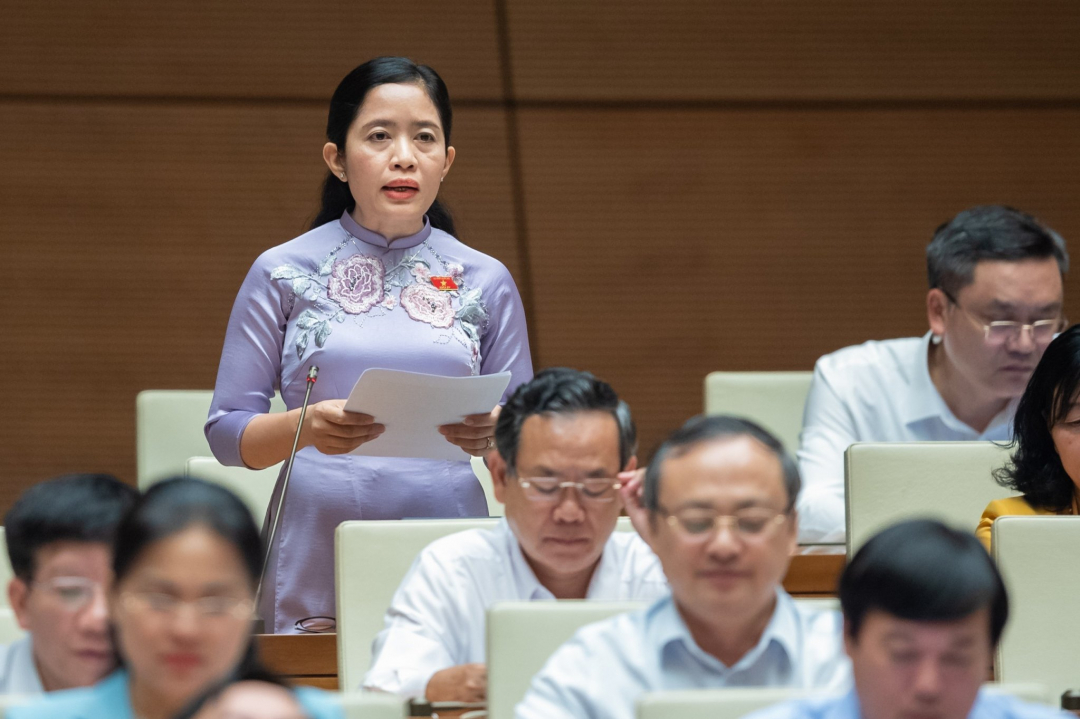 Phó Trưởng Đoàn chuyên trách, phụ trách Đoàn đại biểu Quốc hội tỉnh Đắk Lắk Lê Thị Thanh Xuân phát biểu tại phiên thảo luận. Ảnh: quochoi.vn