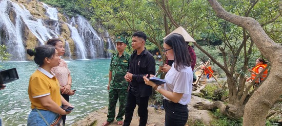 cau lac bo nha bao nu tinh quang tri tang nhieu phan qua cho hoc sinh giao vien vung kho khan hinh 2