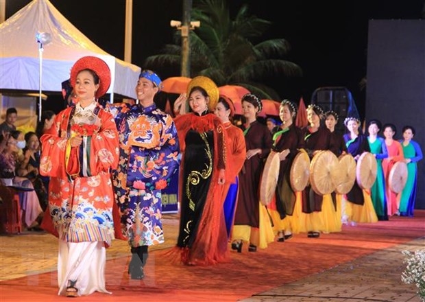 Lễ hội tôn vinh áo dài Việt Nam tại Festival Biển 2023 ảnh 2