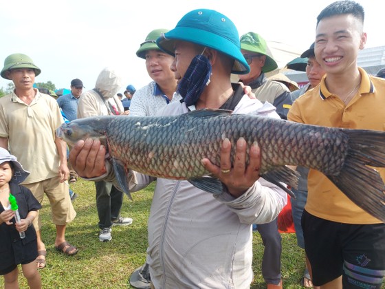 Hàng ngàn người dân nô nức lội Vực Rào bắt cá ảnh 8