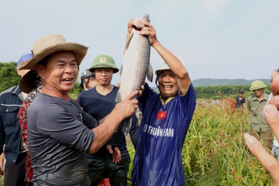 Hàng ngàn người dân nô nức lội Vực Rào bắt cá ảnh 9