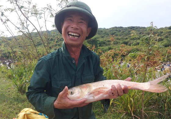 Hàng ngàn người dân nô nức lội Vực Rào bắt cá ảnh 10