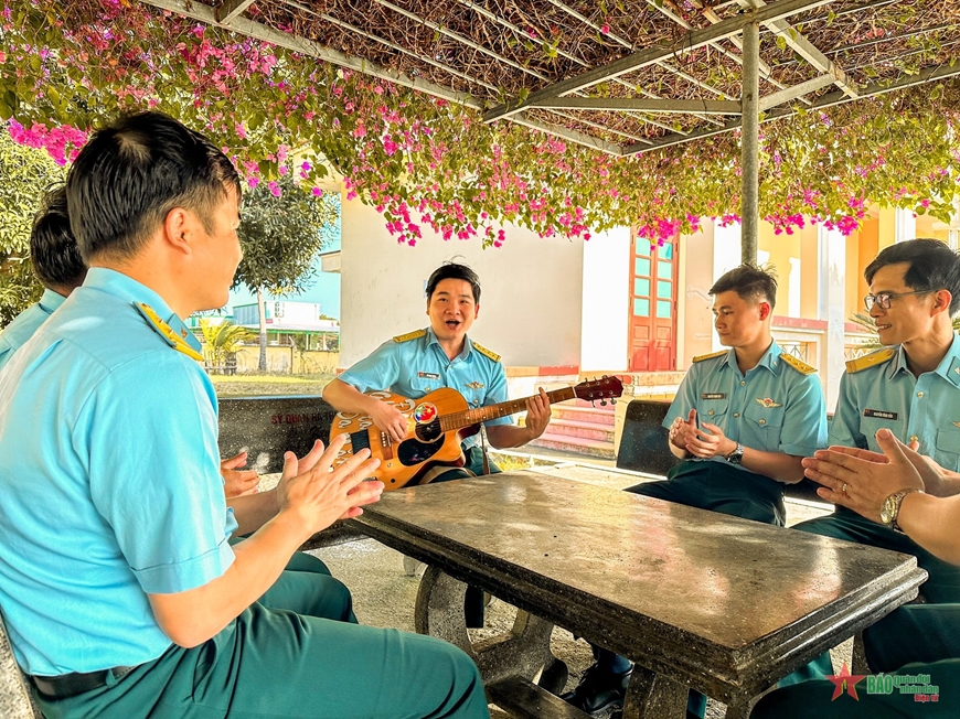 Trồng, chăm sóc tốt cây xanh nên Sư đoàn 377 (Quân chủng Phòng không-Không quân) hạn chế được nhiều tác động tiêu cực do nắng nóng, tạo khuôn viên xanh mát cho cán bộ, chiến sĩ sinh hoạt, học tập. Ảnh: XUÂN SANG 