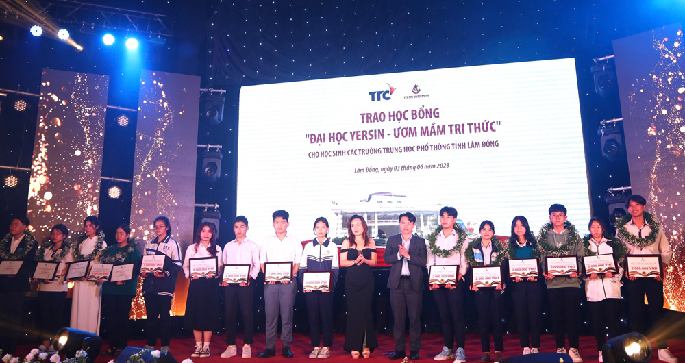 Trao học bổng “Đại học Yersin - Ươm mầm tri thức” cho học sinh có hoàn cảnh khó khăn