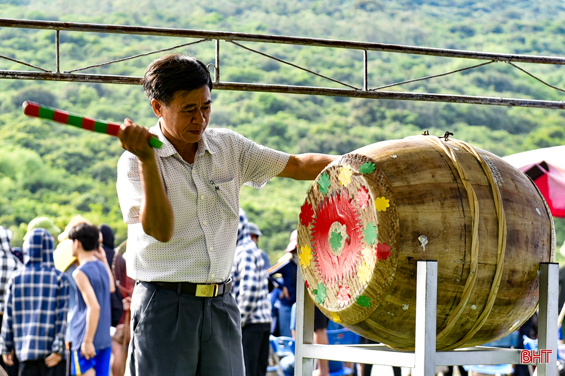 Hàng nghìn người dân nô nức tham gia lễ hội đánh cá Vực Rào