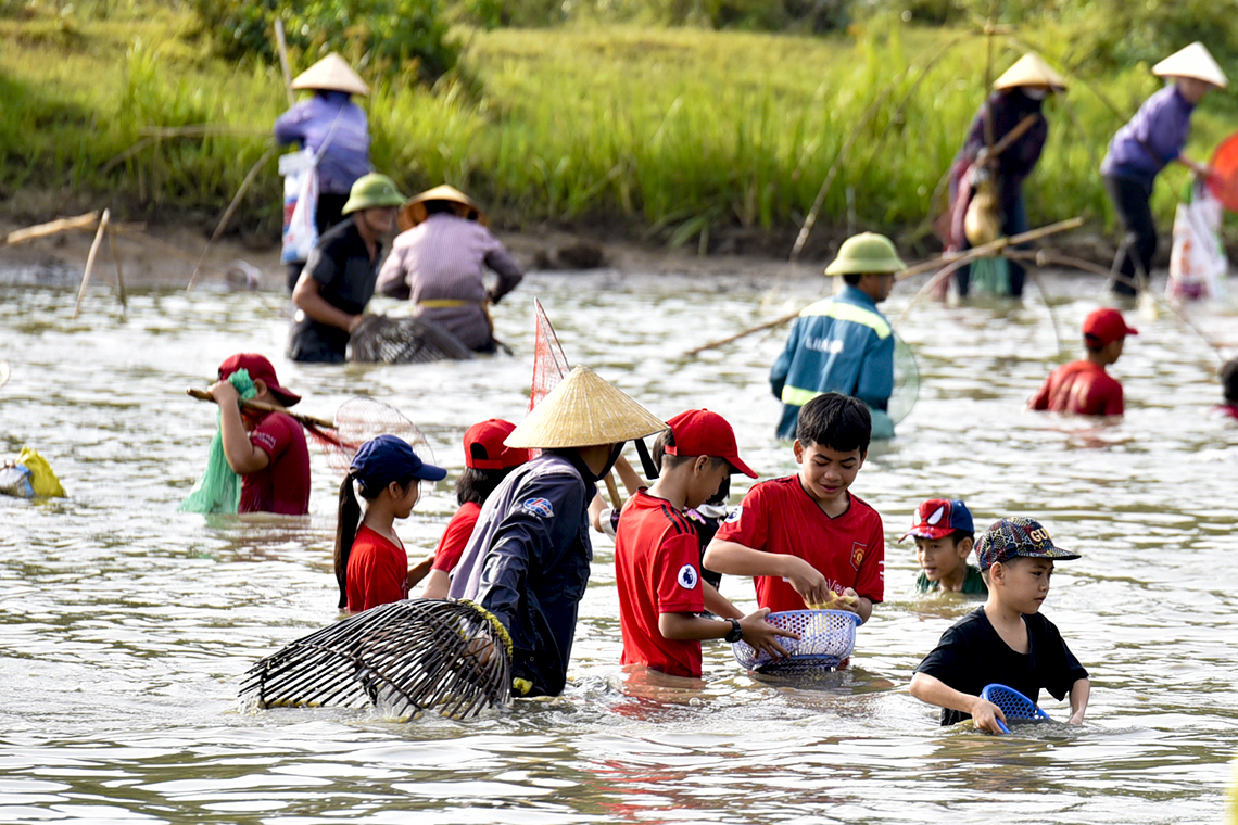 Hàng nghìn người dân nô nức tham gia lễ hội đánh cá Vực Rào