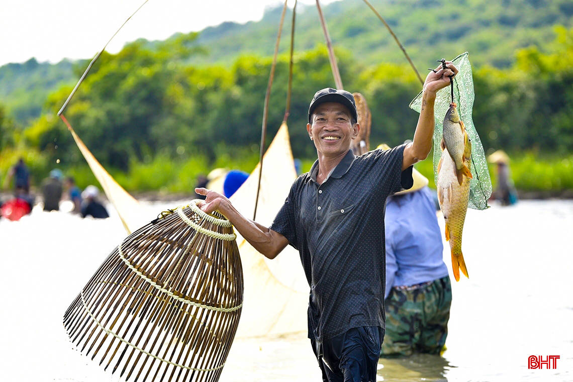 Hàng nghìn người dân nô nức tham gia lễ hội đánh cá Vực Rào