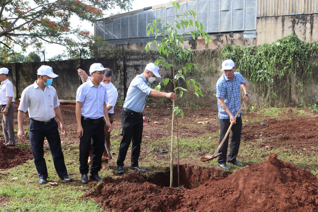 Đại biểu tham gia trồng cây xanh tại khuôn viên Sân vận động xã Ea Bông.