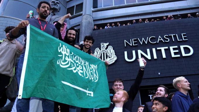 CĐV Newcastle mừng khi PIF mua lại CLB cuối năm 2021.