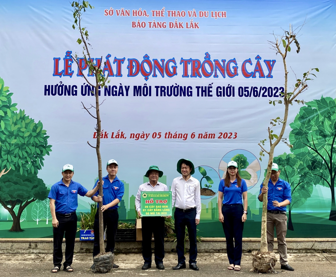 Đại diện Quỹ tặng cho Bảo tàng Đắk Lắk