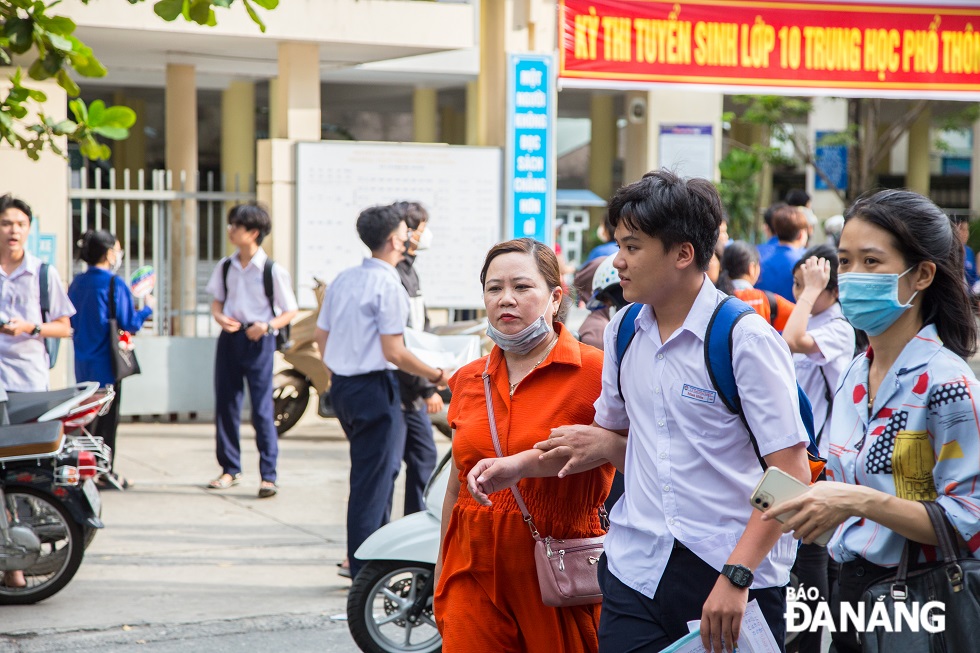 Hãy chia sẻ nỗi lo lắng về điểm thi thay vì chì chiết khi con thi không đạt điểm cao.