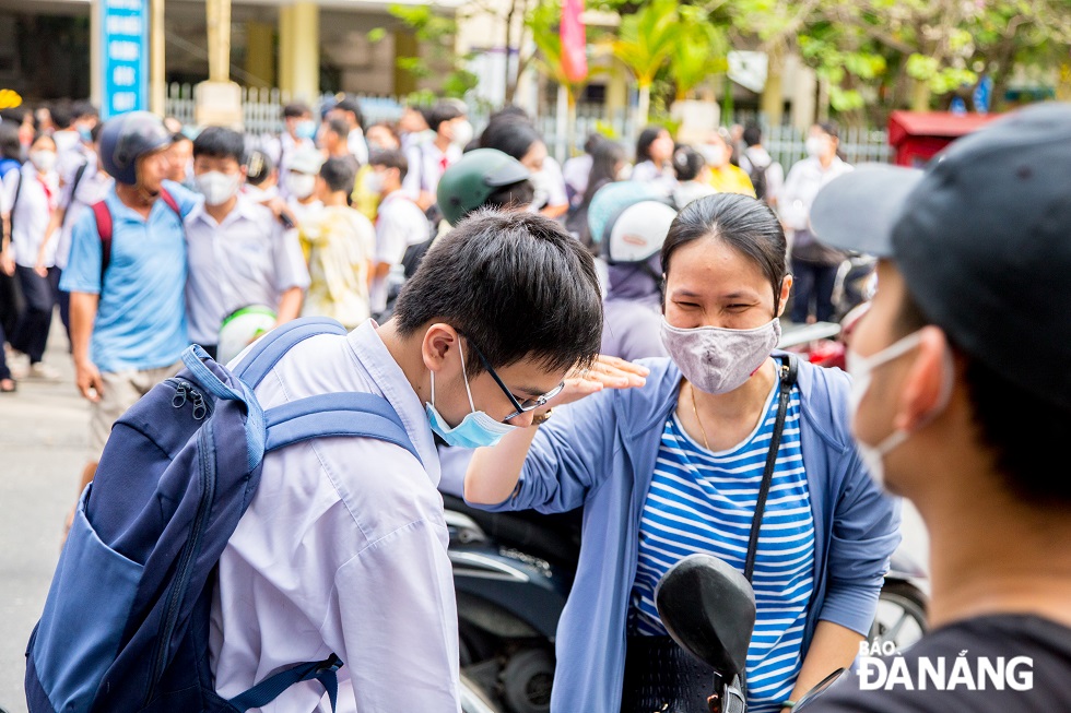 Trong ảnh là hình ảnh người phụ nữ dùng ngôn ngữ cơ thể với thông điệp muốn nhắn nhủ với con mình rằng: 