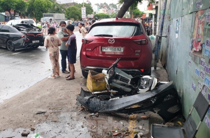 Kinh hoàng ô tô ‘điên’ tông hàng loạt phương tiện rồi lăn nhiều vòng trên đường - 4