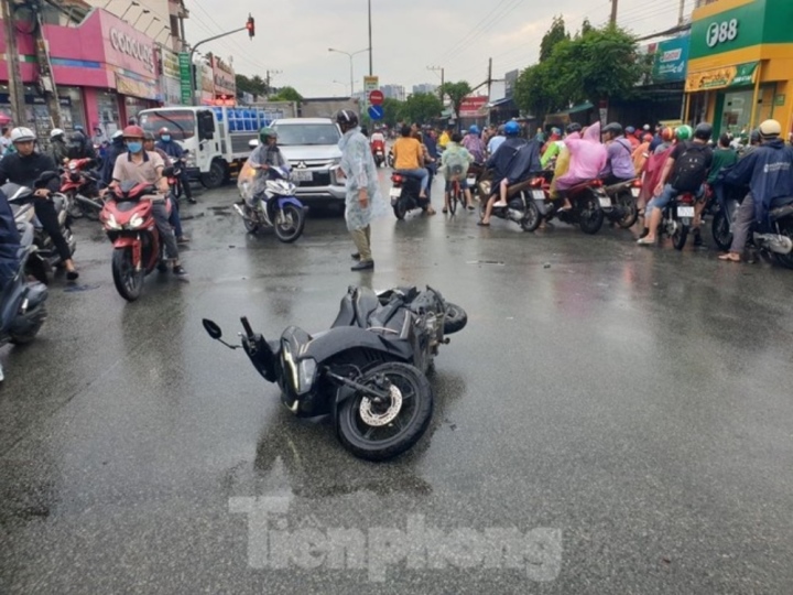 Kinh hoàng ô tô ‘điên’ tông hàng loạt phương tiện rồi lăn nhiều vòng trên đường - 5