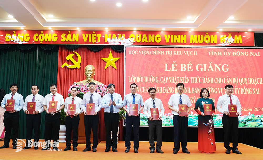 PGS.TS Nguyễn Quốc Dũng, Giám đốc Học viện Chính trị Khu vực II trao giấy chứng nhận hoàn thành lớp học cho các học viên