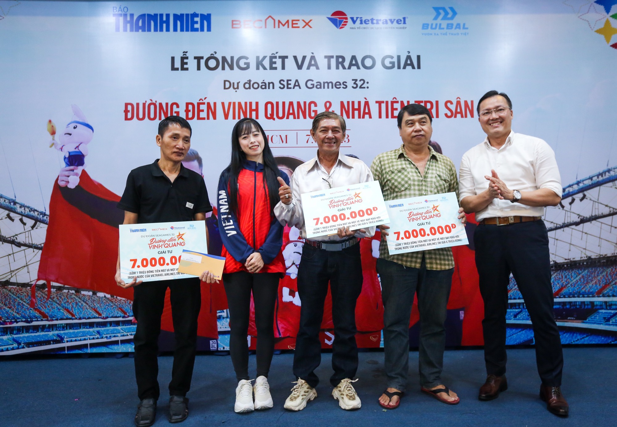 Nữ VĐV Châu Tuyết Vân đoạt 6 HCV SEA Games góp mặt trong lễ trao giải