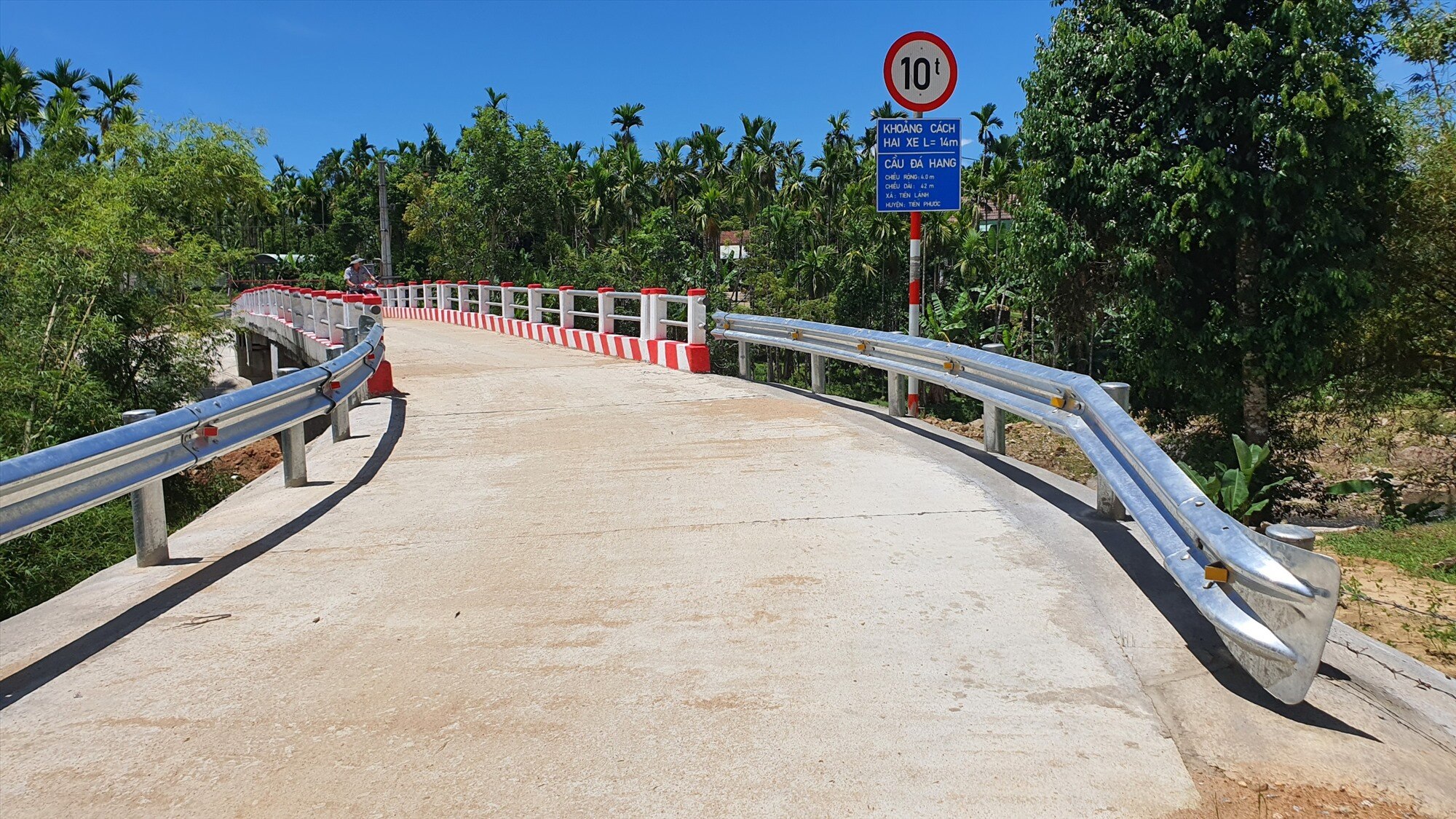 Trước đó, việc xây dựng cầu Đá Hang và chủ trương làm đường bê tông nông thôn được người dân tổ 8 rất ủng, đóng góp kinh phí, tự nguyện hiến đất, cây cối, vật kiến trúc để giải phóng mặt bằng phục vụ thi công. Ảnh: P.V