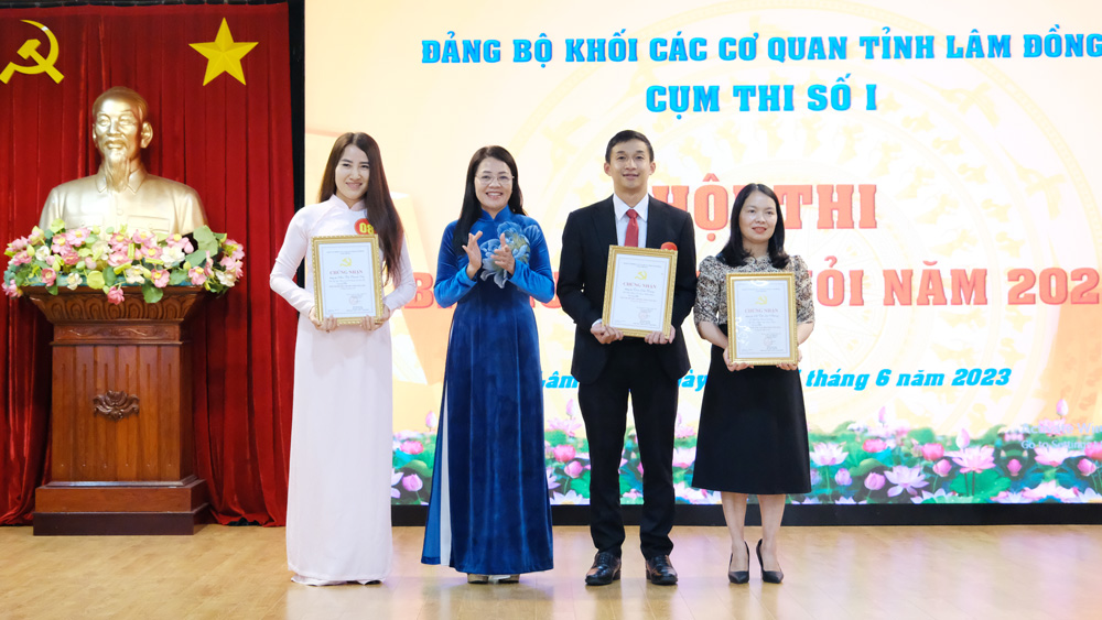 Trao giải cho các thí sinh đạt giải ba