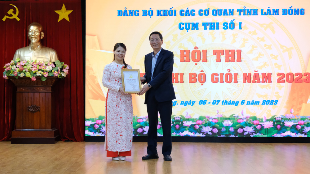 Trao giải cho các thí sinh đạt giải nhì