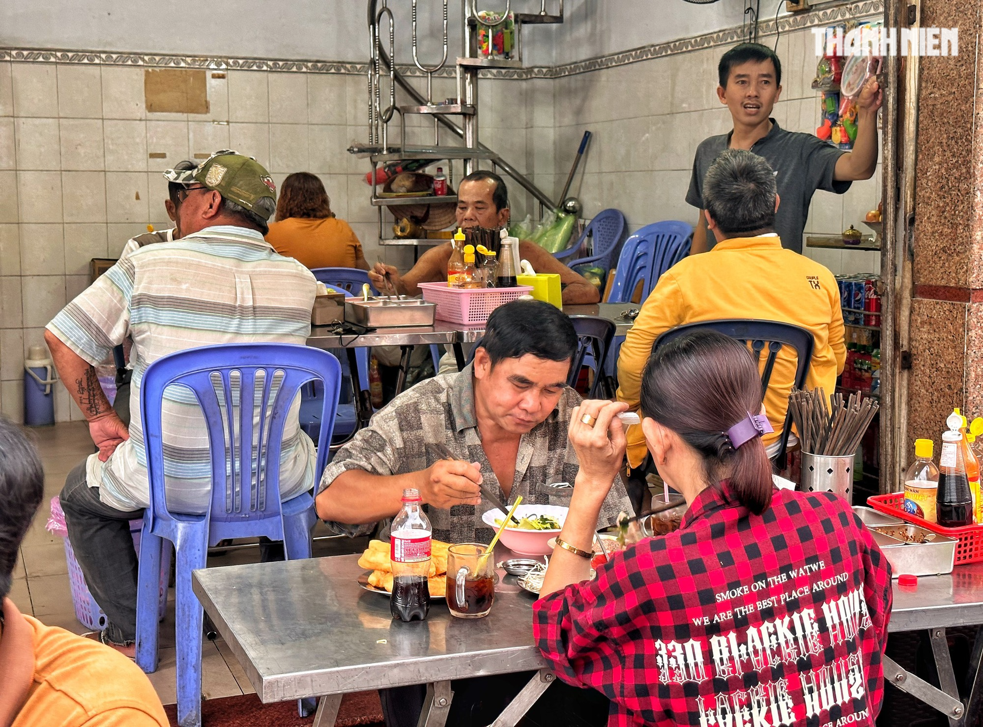 Quán hủ tiếu truyền 3 đời ở TP.HCM: 'Hớp hồn' khách nhờ nước lèo không bột ngọt - Ảnh 4.