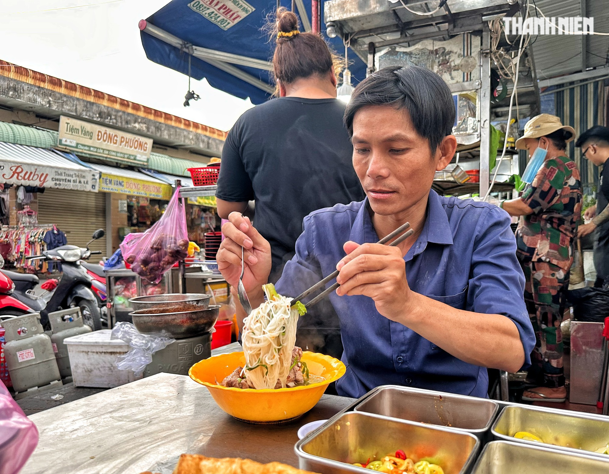 Quán hủ tiếu truyền 3 đời ở TP.HCM: 'Hớp hồn' khách nhờ nước lèo không bột ngọt - Ảnh 7.