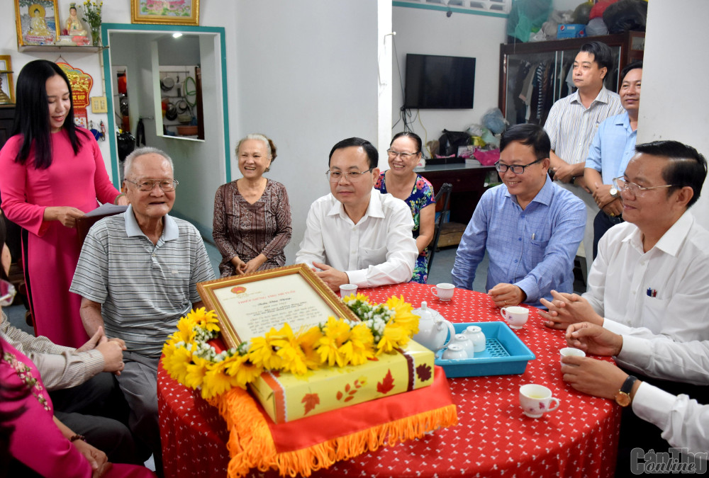 Đồng chí Nguyễn Văn Hiếu (thứ 3, từ phải sang) cùng lãnh đạo các sở, ban, ngành thành phố và quận Cái Răng mừng thọ 100 tuổi cụ ông Trần Văn Vọng ở phường Hưng Phú, quận Cái Răng. Ảnh: K.XUÂN