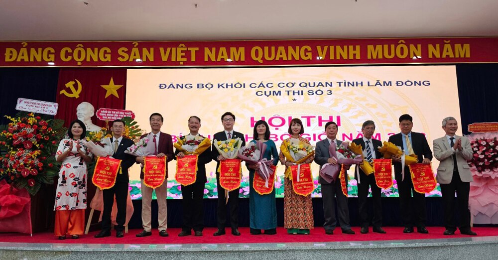 Trao cờ cho các đội tham dự Hội thi