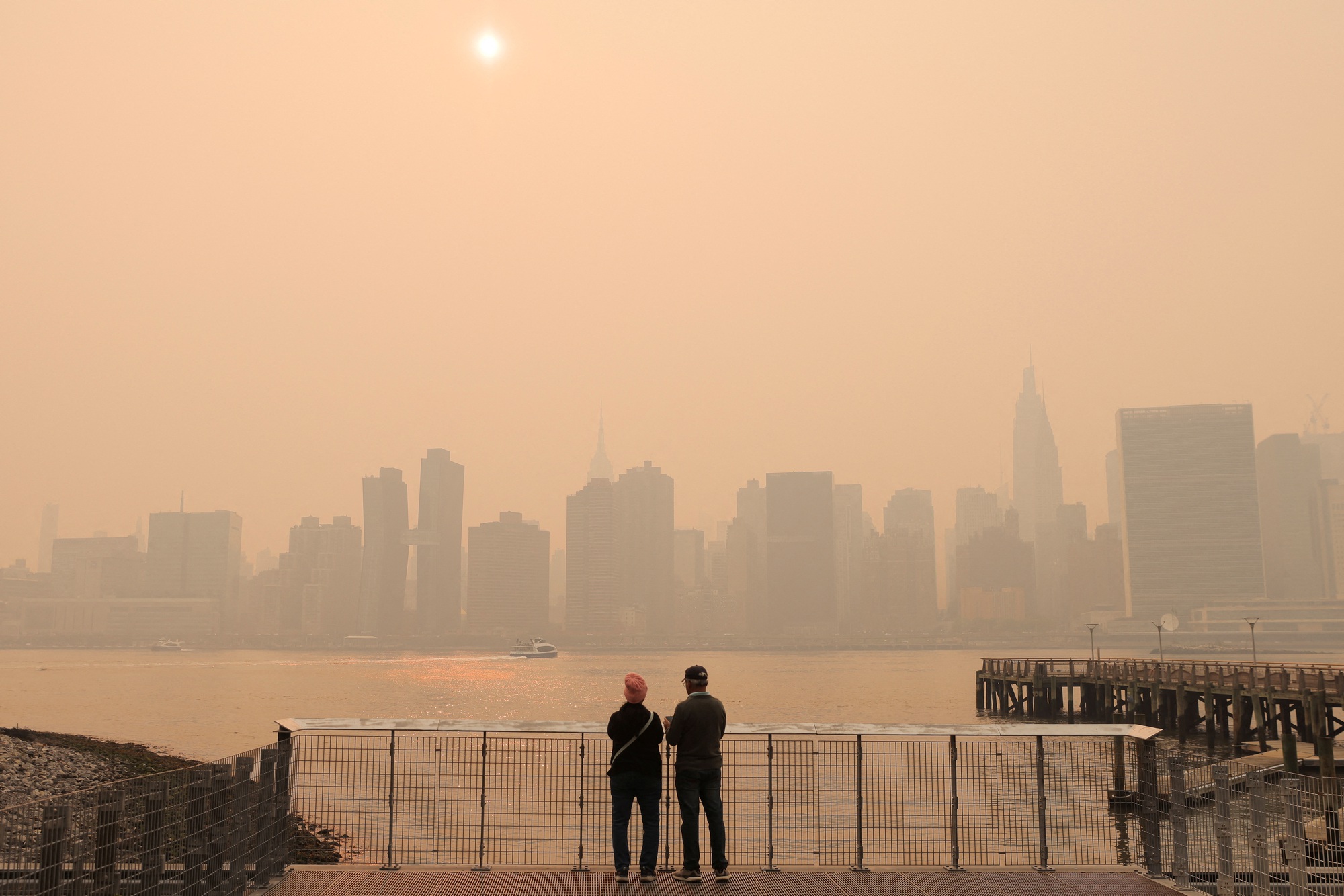 Bầu trời New York đổi màu vàng, ô nhiễm nhất thế giới do cháy rừng Canada - Ảnh 15.