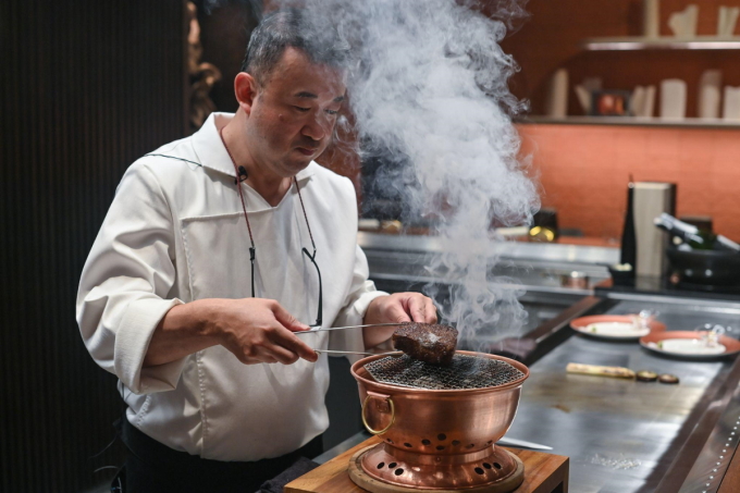 Không gian nhà hàng Hibana by Koki (ảnh trái) và bếp trưởng Yamaguchi Hiroshi (ảnh phải) do đích thân ông Yoshida tuyển chọn.