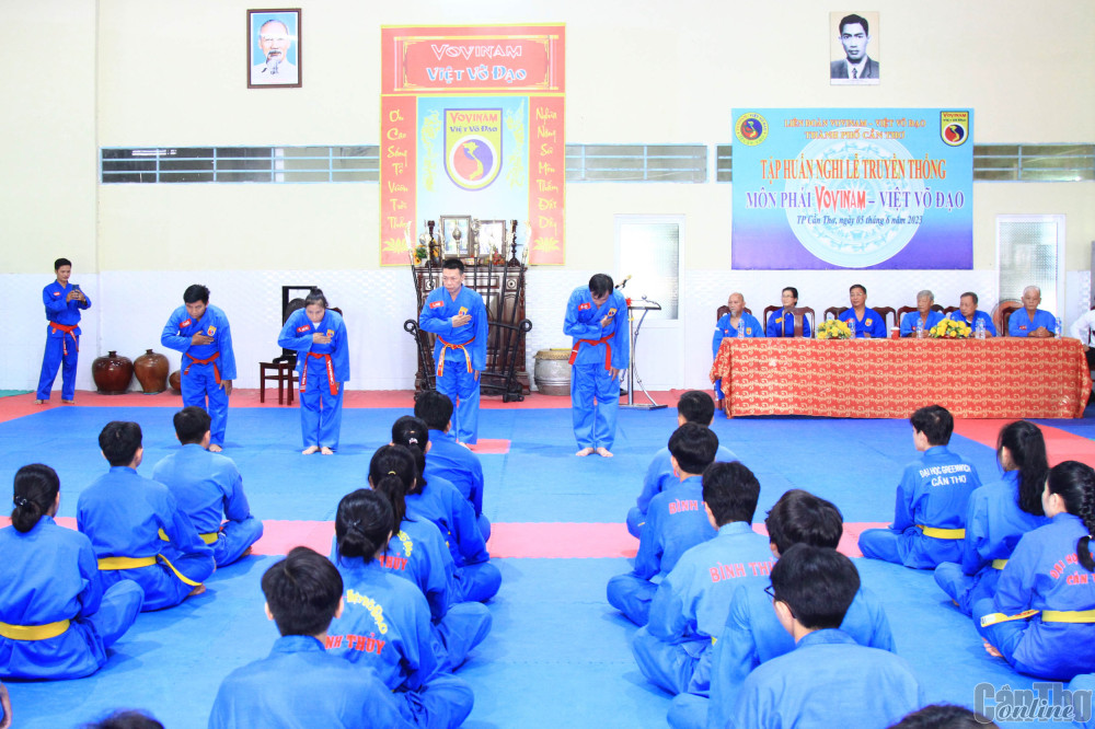 Các môn sinh Vovinam thực hành nghi lễ. Ảnh: Nguyễn Minh