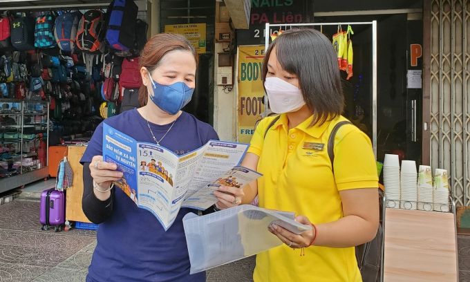 Nhân viên bưu điện TP HCM, đơn vị hợp tác với cơ quan BHXH, vận động tiểu thương tham gia BHXH tự nguyện. Ảnh: An Phương