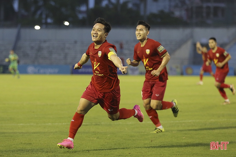 Hồng Lĩnh Hà Tĩnh tại V.League 2023: “Con nhà nghèo học giỏi!”