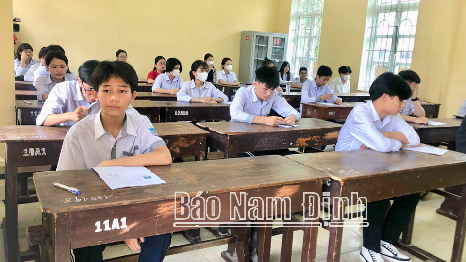 Thí sinh tại điểm thi Trường THPT Mỹ Lộc chuẩn bị bước vào môn thi đầu tiên: môn Ngữ văn.
