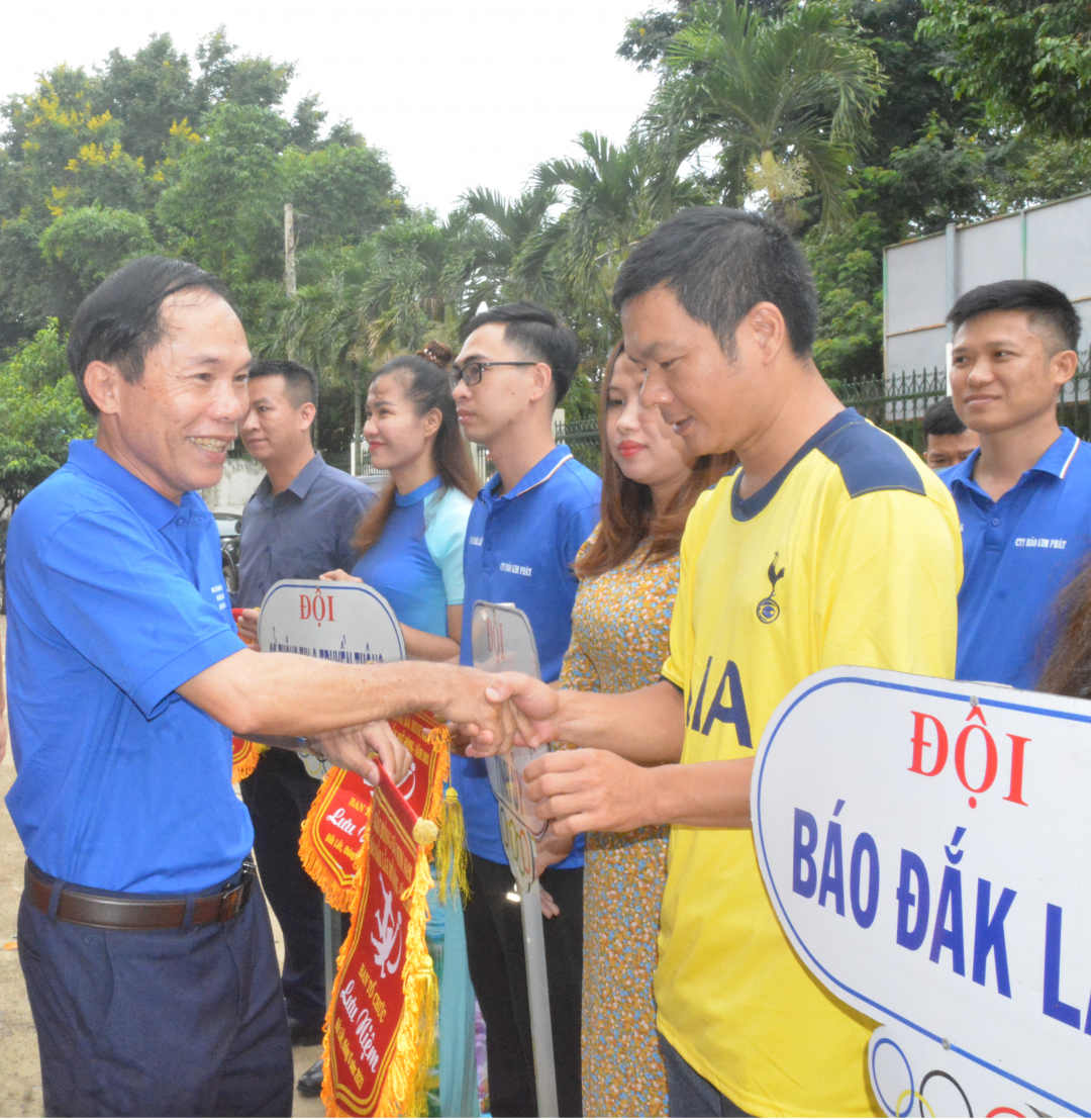 Tổng Biên tập Báo Đắk Lắk Đinh Xuân Toản trao Cờ lưu niệm tặng các đội dự giải.