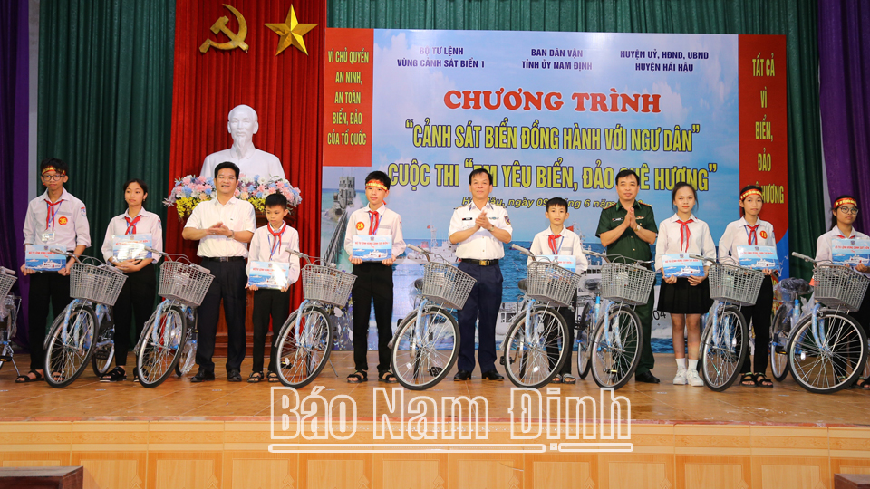 Đồng chí Phó Chủ tịch Thường trực UBND tỉnh Trần Anh Dũng và Bộ Tư lệnh Vùng Cảnh sát biển 1, Bộ Chỉ huy BĐBP tỉnh tặng xe đạp cho học sinh nghèo vượt khó.