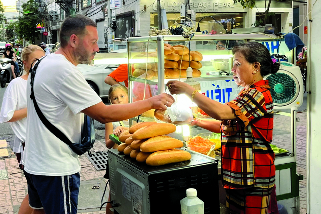 Bánh mì Nha Trang là món ăn ưa thích của du khách nước ngoài.

