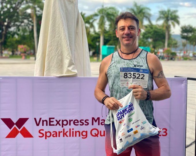 Anh Edson Francisco Sanches tham gia VnExpress Marathon Quy Nhơn một mình. Ảnh: Anh Ngọc